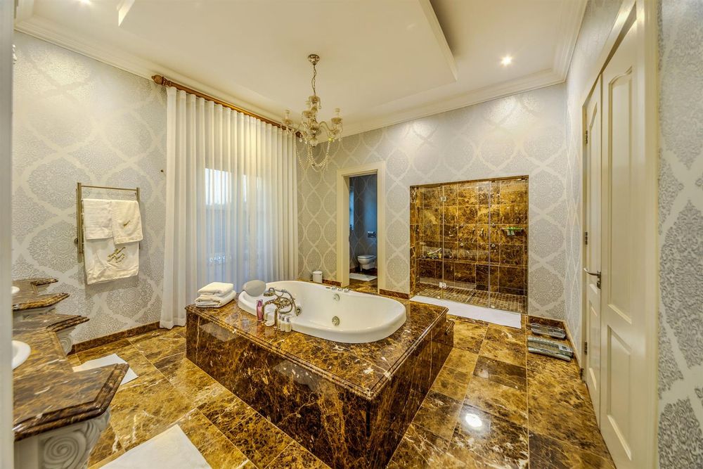 Main suite bathroom