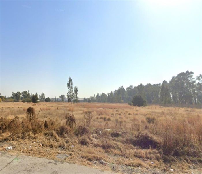 House For Sale in Clayville: Spacious layout, prime location, and development potential.