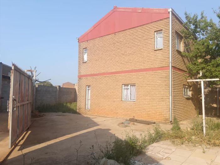 For Sale: Jabulani Apartment, 3 Bedrooms, Open Plan Lounge, Pet Friendly, Gated.