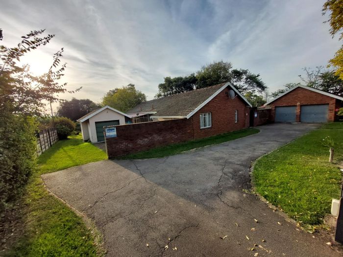 4-bedroom house in Cleland to rent, with pool, garage, and pet-friendly garden.