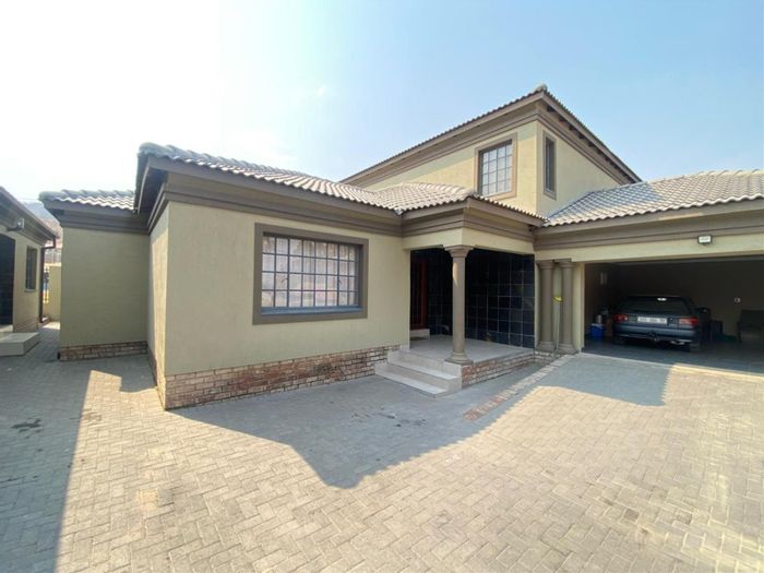 For Sale: House in Karino with 4 bedrooms, flatlet, and open-plan living.