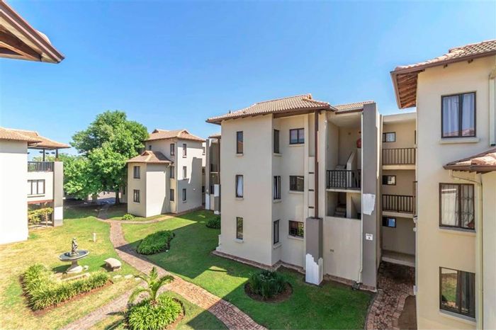 Broadacres Apartment For Sale: 2 bedrooms, 2 bathrooms, secure access, entertainment center.