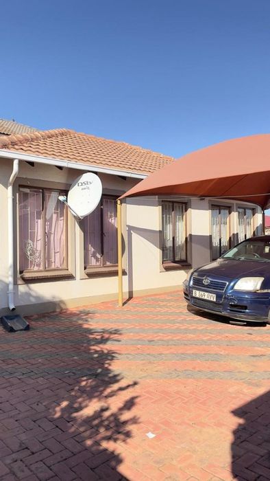 House For Sale in The Orchards: 3 bedrooms, garden, carport, pet-friendly.