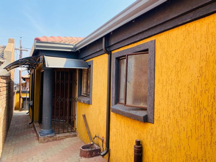 House for Sale in Soshanguve Ext: 3 Bedrooms, Pet-Friendly, Secure Yard.