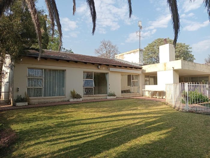 Lyndhurst House For Sale: 8 Bedrooms, Pool, Granny Flat, Study, 4 Bathrooms.