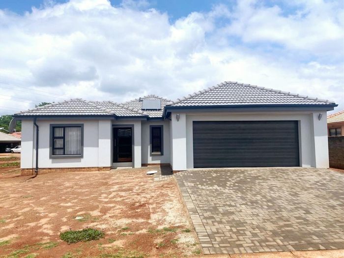 For Sale: House in Rosslyn with 3 bedrooms, solar heating, and easy transport access.