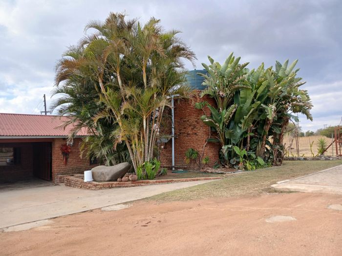 For Sale: Leeukuil AH Small Holding with 2-bed home, flatlet, and entertainment area.