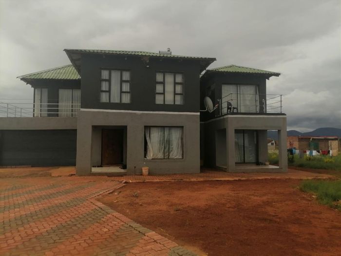 5 Bedroom House for Sale in Lebowakgomo with Pool and Double Garage.