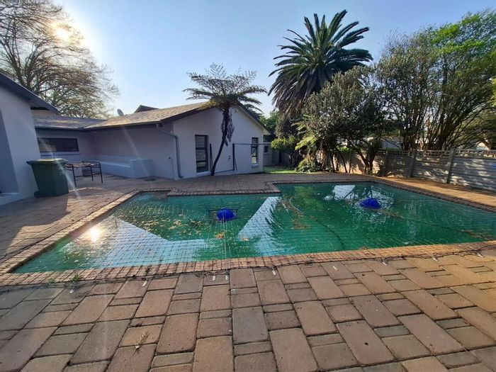 Clubville House For Sale: Golf course views, pool, entertainment room, and staff quarters.