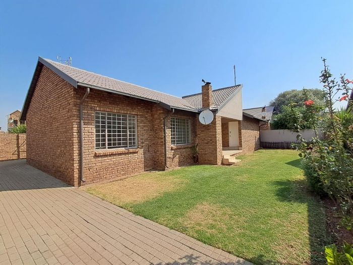 2 Bed, 2 Bath Townhouse in Rooihuiskraal North with Pool and Security. For Sale.