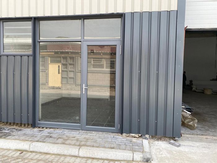 House To Rent in Retreat: Spacious layout, easy access, security, and parking.