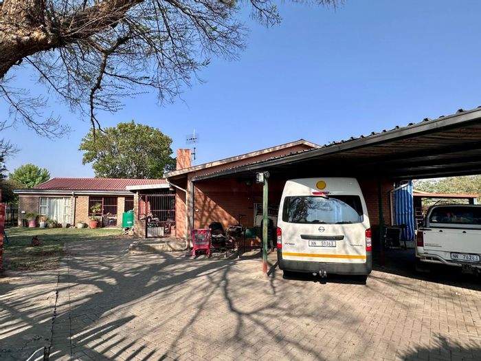 Amajuba Park House For Sale: 5 Bedrooms, Ideal for Student Accommodation, Great Investment.