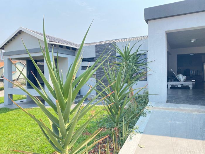 House For Sale in Karino: 3 Bedrooms, security, garage, garden, scenic views.