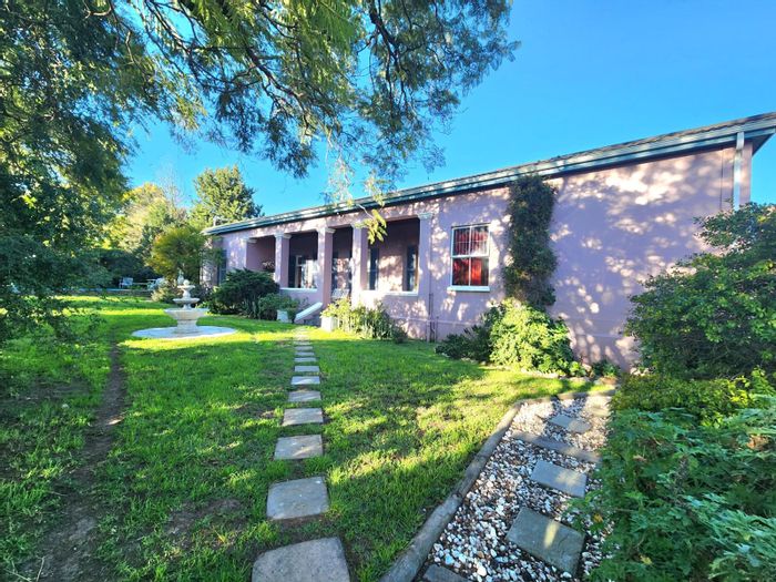 For Sale: House in Bergzicht with pool, flatlet, cellar, and spacious outdoor areas.