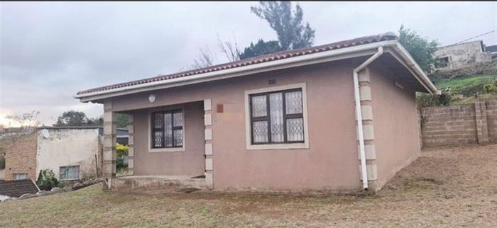 Ntuzuma House For Sale: 2 Bedrooms, fitted kitchen, spacious yard, secure parking.