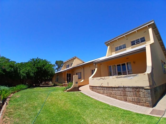 For Sale: Spacious 4-bedroom house in Barkly West Central with versatile lofts and ample parking.