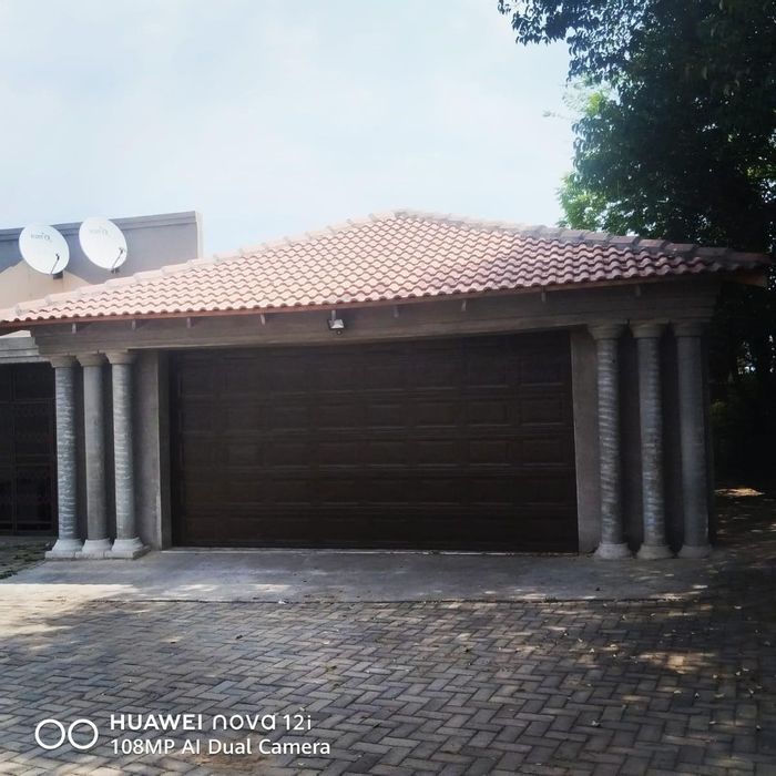 Reyno Ridge House For Sale: 7 Bedrooms, Double Garage, Spacious Yard, Solar Panels.