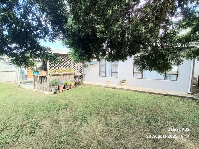 Ifafa Marine House For Sale: 2 beds, pool, clubhouse, nature views, spacious yard.