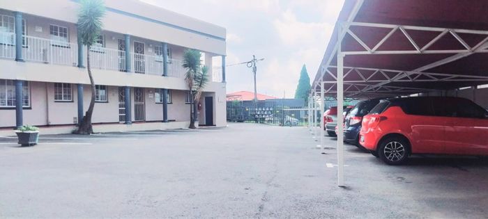 For Sale: Apartment in Delarey with 24-hour security, near schools and transport.