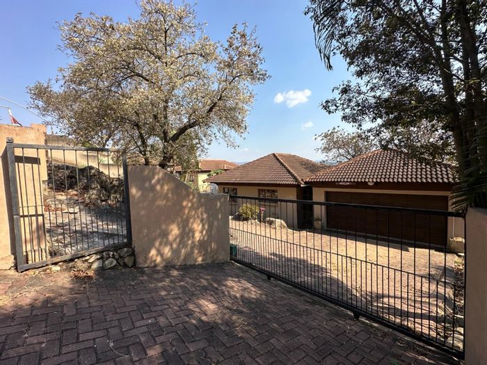 Townhouse For Sale in Stonehenge: 2 beds, pool, double garage, and views.