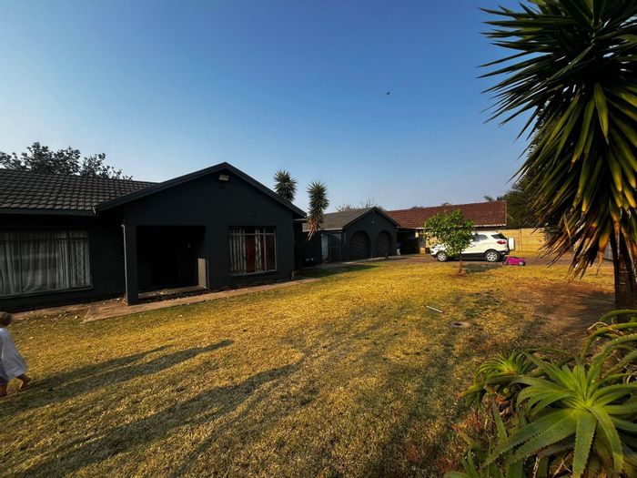 Del Judor House For Sale: 4 Bedrooms, study, bar, large yard, security features.