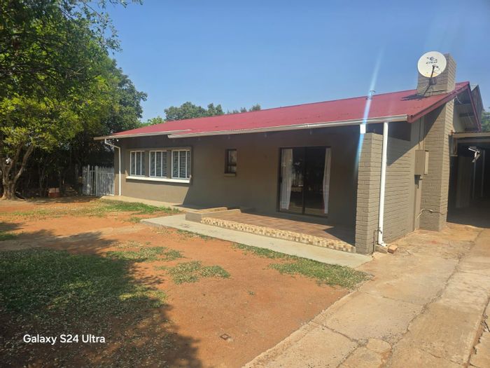 Beaconsfield House For Sale: 3 bedrooms, rental flats, spacious erf, entertaining area.