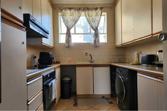 Illovo Apartment For Sale: 2 beds, 2 baths, parking, balcony, investment opportunity.