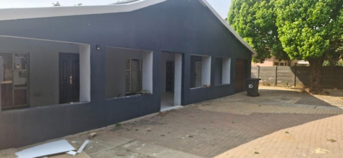 For Sale: Spacious 4-bedroom house in Stilfontein Central with open-plan living.