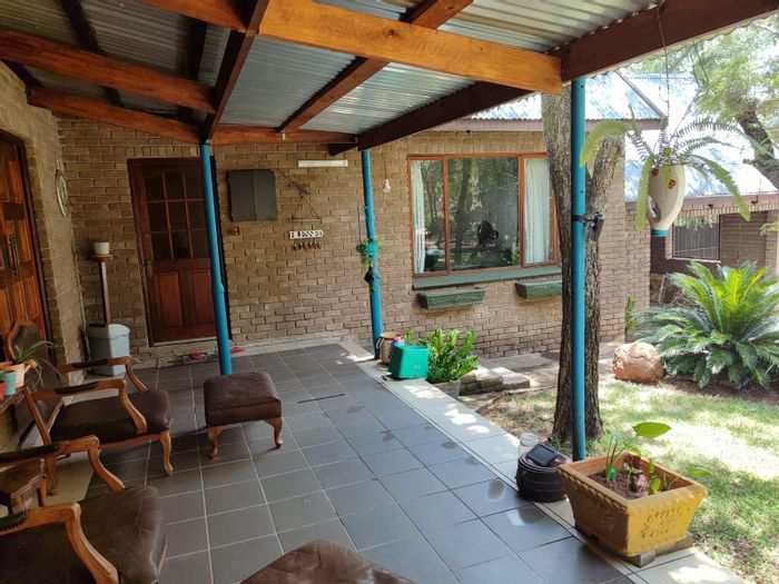 Leeupoort House For Sale: 3 Bedrooms, patio, garage, versatile outdoor space.