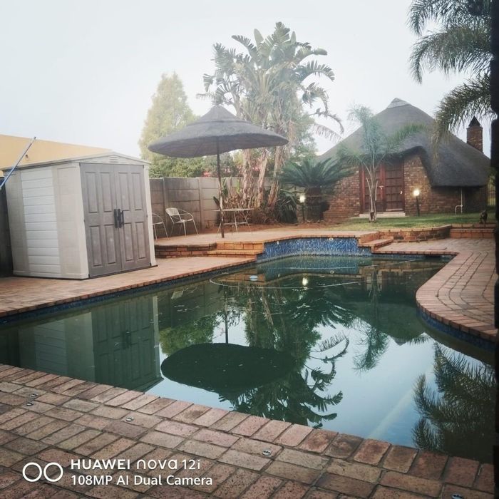 For Sale: Family House in Del Judor with 5 Bedrooms, Pool, and Garden.