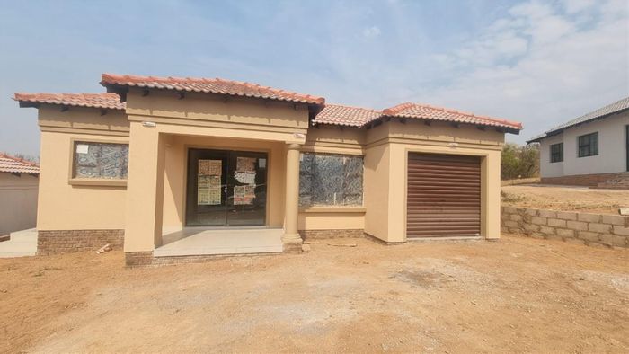 3 Bedroom House For Sale in Kamagugu with Open Plan Living and Garage.