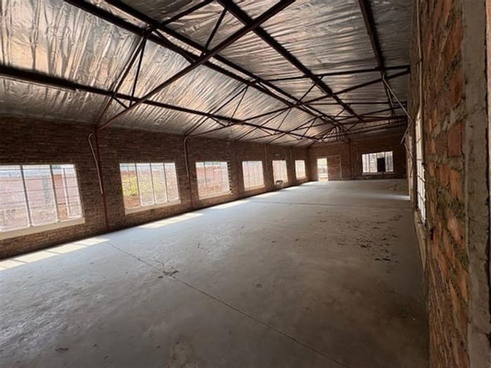 Industrial property for sale in Rocky Drift: prime location, ample space, community access.