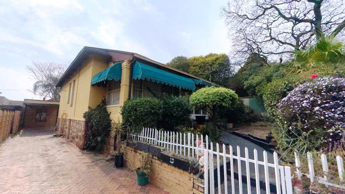 House to Rent in South Kensington: 3 bedrooms, pet-friendly, spacious living area.