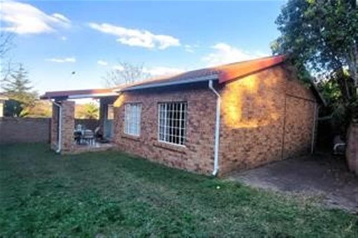 For Sale: Aviary Hill Townhouse with 2 Bedrooms, Garage, and Secure Complex Access.