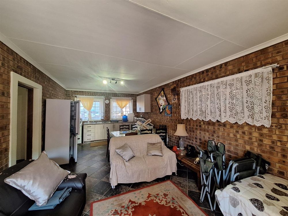 Flat: Living & Kitchen