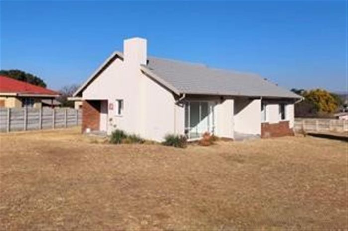 3-Bedroom House For Sale in Schuinshoogte with Large Yard and Garage.