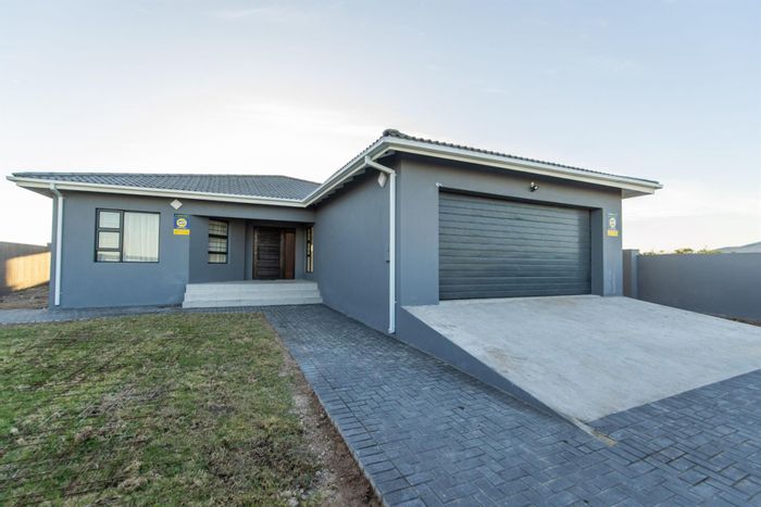 Bluewater Bay House For Sale: 3 beds, study, double garage, garden, near amenities.