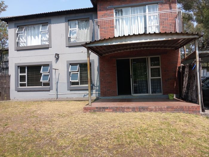 Lyndhurst Townhouse For Sale: 3 bedrooms, 2 baths, secure parking, patio space.