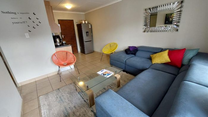 Olifantsvlei Townhouse For Sale: 2 Bedrooms, 24-hour security, balcony, great views.