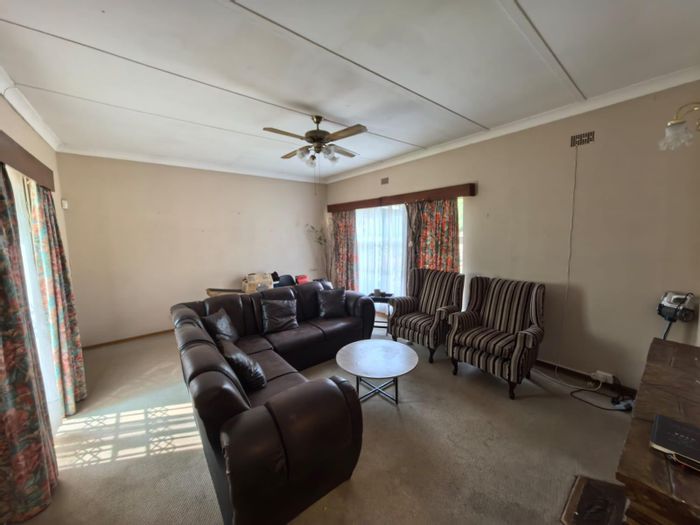 For Sale: House in Diamant Park with 3 bedrooms, flexible layout, and ample parking.