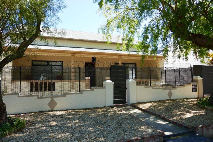 Historic 4-bedroom house in Villiersdorp Central with garden, flatlet, and loft. For Sale.