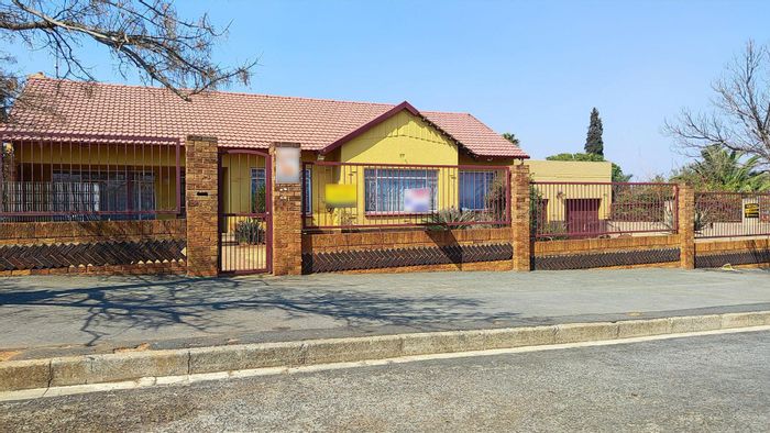 For Sale: Primrose House with 3 bedrooms, 2 bathrooms, and 4-car garage.