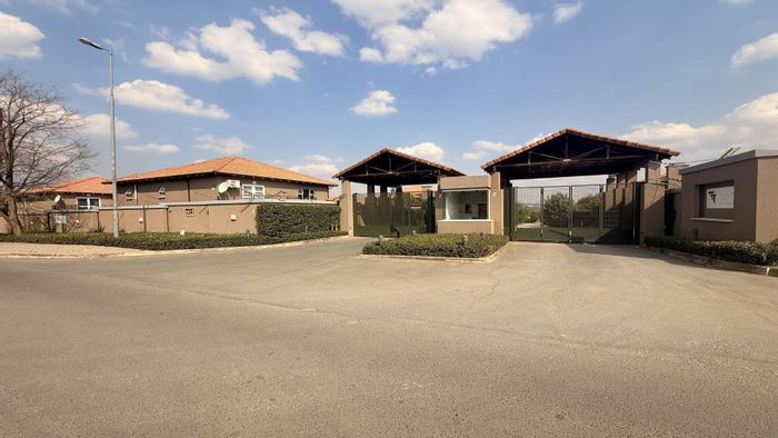 Witkoppen House For Sale: 4 Bedrooms, 4 Bathrooms, Spacious Living, EasySell Program Benefits.