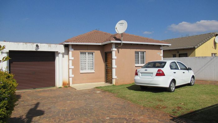 For Sale: House in Protea Glen with 3 beds, flatlet, and spacious living areas.