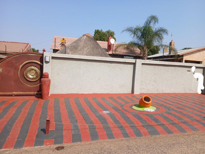 For Sale: House in Lebowakgomo with 3 bedrooms, garden, and lapa.