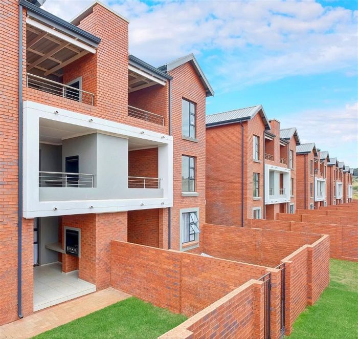 Irene Townhouse For Sale: Secure complex, community vibe, near amenities and nature.