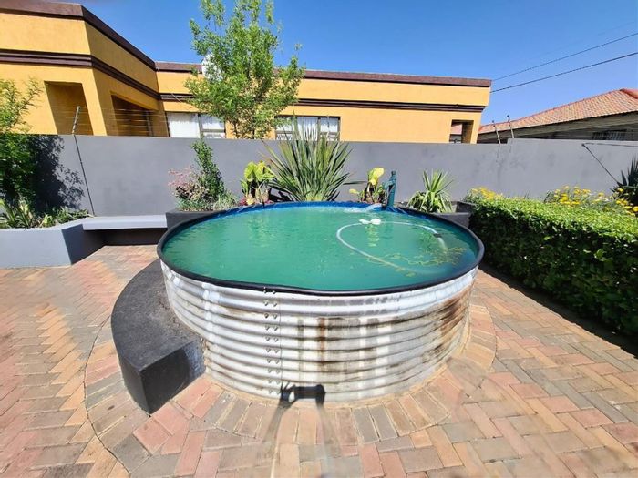 Aerorand House For Sale: 3 bedrooms, solar system, pool, study, and entertainment areas.