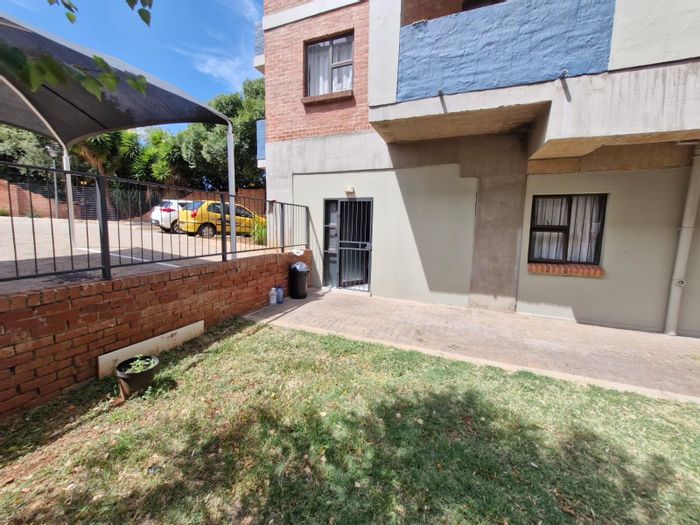Die Hoewes Apartment For Sale: 2 Bedrooms, near Centurion Mall, ideal for professionals.