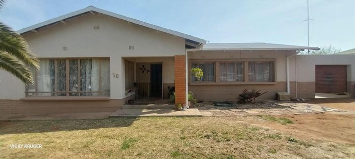 Beaconsfield House For Sale: 4 bedrooms, private garden, security features, spacious living.