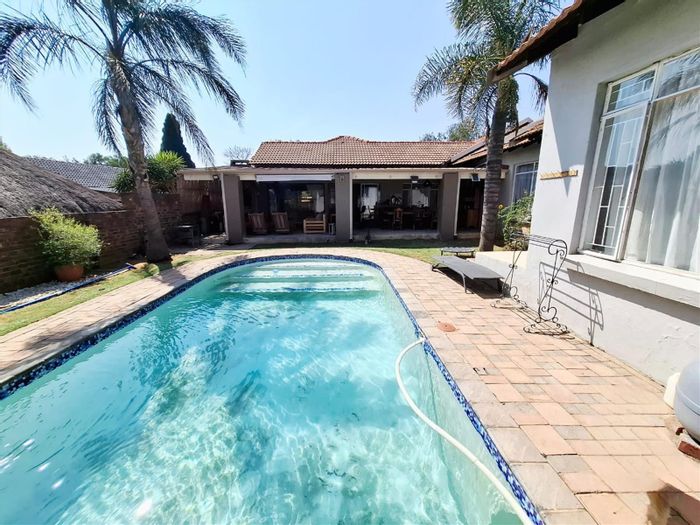 Aerorand House For Sale: 4 bedrooms, koi dam, pool, flatlets, and double garage.